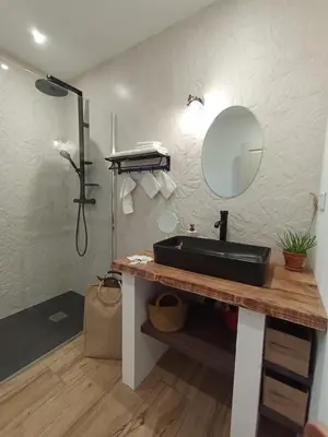 Salle de bains dans l'établissement Maisonnette 55m2 Lozari