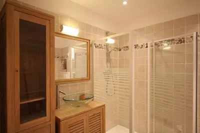 Salle de bains dans l'établissement Clos des Oliviers