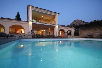 Piscine de l'établissement Clos des Oliviers ou située à proximité