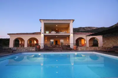 Piscine de l'établissement Clos des Oliviers ou située à proximité