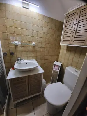 Salle de bains dans l'établissement Maison au bord de la mer