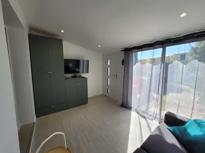 Télévision ou salle de divertissement dans l'établissement Maison au bord de la mer