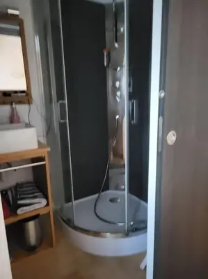 Salle de bains dans l'établissement Maison au bord de la mer
