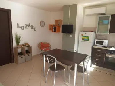 Cuisine ou kitchenette dans l'établissement Les Terrasses de LOZARI de Nadine et Claude