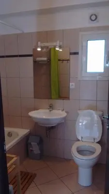 Salle de bains dans l'établissement Les Terrasses de LOZARI de Nadine et Claude