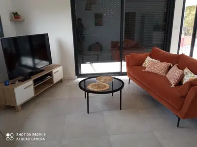 Télévision ou salle de divertissement dans l'établissement Villa neuve à 900 m de la plage