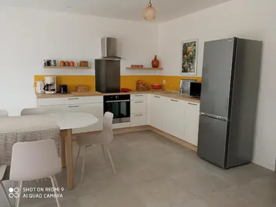 Cuisine ou kitchenette dans l'établissement Villa neuve à 900 m de la plage