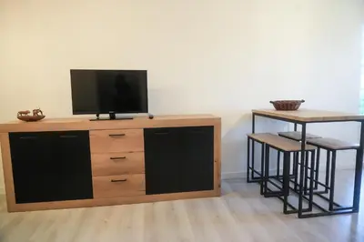 Télévision ou salle de divertissement dans l'établissement Location F2 44 m2