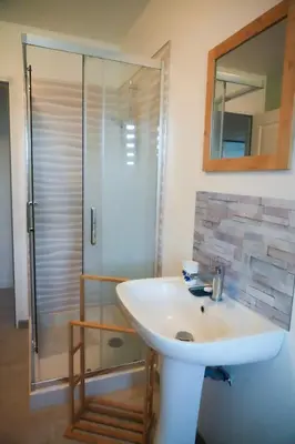 Salle de bains dans l'établissement Location F2 44 m2