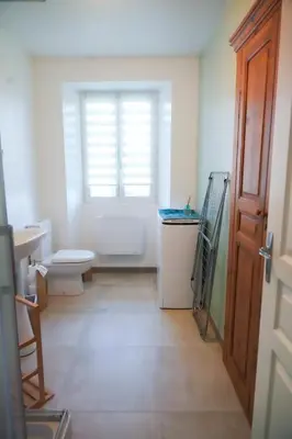 Salle de bains dans l'établissement Location F2 44 m2