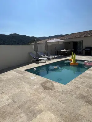 Piscine de l'établissement Superbe maison avec piscine ou située à proximité