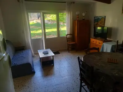 Télévision ou salle de divertissement dans l'établissement Maisonnette