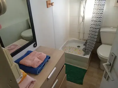 Salle de bains dans l'établissement Maisonnette