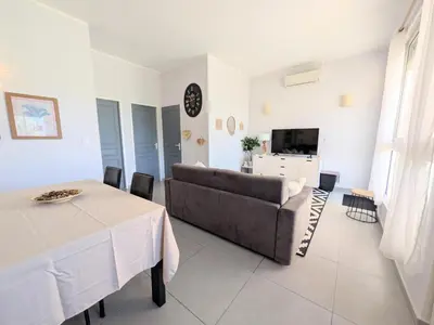 Télévision ou salle de divertissement dans l'établissement La Perla di Santa Maria - Vue mer, plage à 100 m