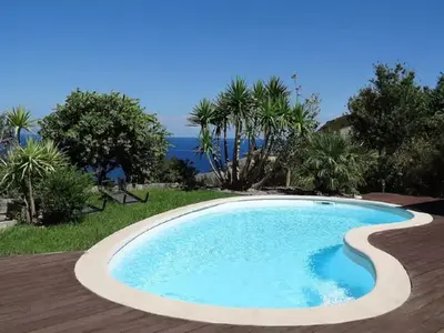 Piscine de l'établissement Villa avec piscine vue mer et montagne ou située à proximité