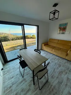 Coin salon dans l'établissement Villa avec piscine vue mer et montagne