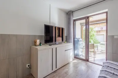 Télévision ou salle de divertissement dans l'établissement Le Petit Paradis - Studio plage à proximité