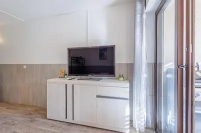 Télévision ou salle de divertissement dans l'établissement Le Petit Paradis - Studio plage à proximité