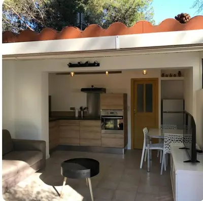 Cuisine ou kitchenette dans l'établissement Mini villa avec jardin