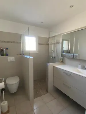 Salle de bains dans l'établissement Maison bord de mer en Corse