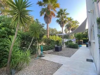 Jardin de l'établissement Maison bord de mer en Corse