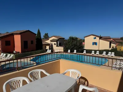 Piscine de l'établissement T3 climatisé avec vue piscine ou située à proximité