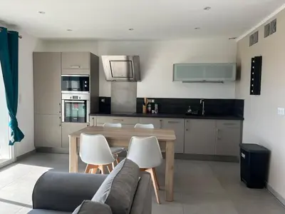 Cuisine ou kitchenette dans l'établissement Appartement proche de la plage