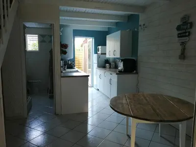 Cuisine ou kitchenette dans l'établissement Maison bord de mer climatisée en Corse