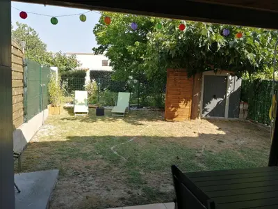 Jardin de l'établissement Maison bord de mer climatisée en Corse