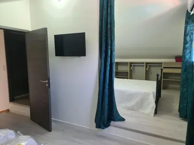 Un ou plusieurs lits dans un hébergement de l'établissement 6-person apartment in sea view villa with jacuzzi