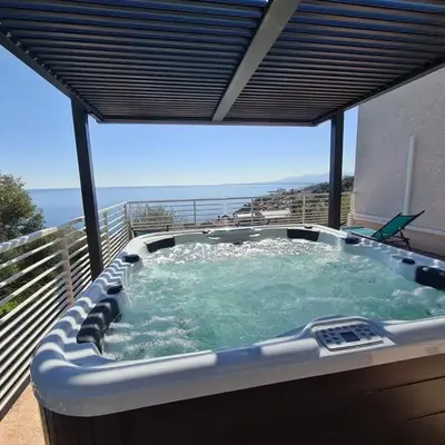 6-person apartment in sea view villa with jacuzzi