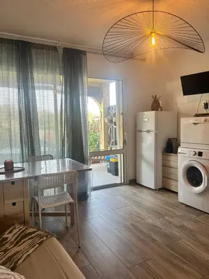 Cuisine ou kitchenette dans l'établissement Appartement au bord de mer