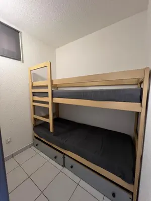 Un ou plusieurs lits dans un hébergement de l'établissement Appart bord de mer avec piscine
