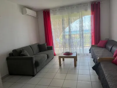 Coin salon dans l'établissement Appart bord de mer avec piscine