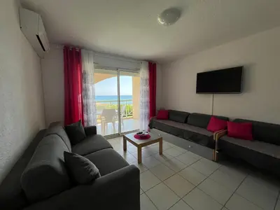 Télévision ou salle de divertissement dans l'établissement Appart bord de mer avec piscine