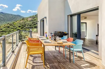 Vue générale sur la montagne ou vue sur la montagne depuis la villa