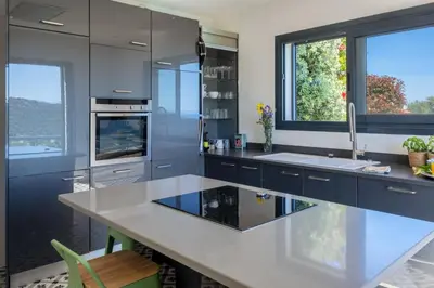 Cuisine ou kitchenette dans l'établissement Villa Monticello