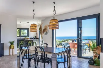 Vue générale sur la mer ou vue sur la mer prise depuis la villa