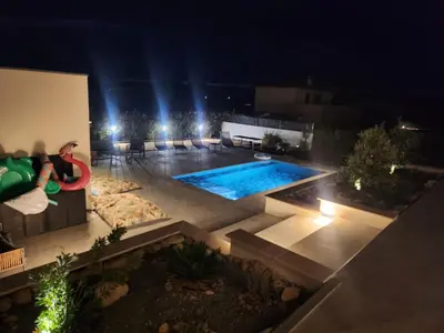 Piscine de l'établissement Villa DIMA - piscine chauffée climatisation barbecue pétanque ou située à proximité