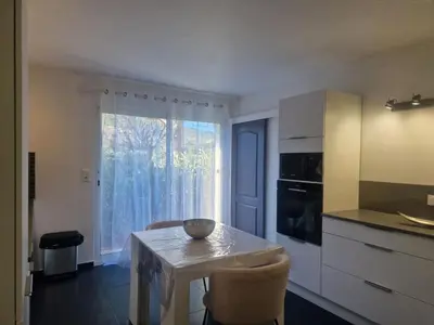 Cuisine ou kitchenette dans l'établissement Appartement a 2 pas de la plage
