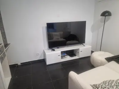 Télévision ou salle de divertissement dans l'établissement Appartement a 2 pas de la plage