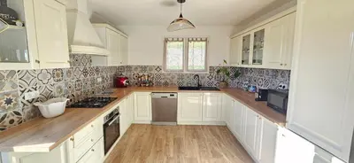 Cuisine ou kitchenette dans l'établissement Spacieux haut de villa 3 chambres Venaco