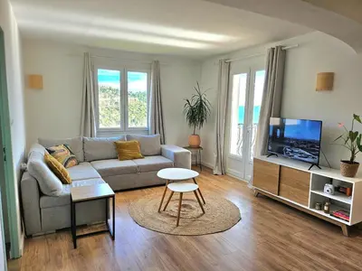 Télévision ou salle de divertissement dans l'établissement Spacieux haut de villa 3 chambres Venaco