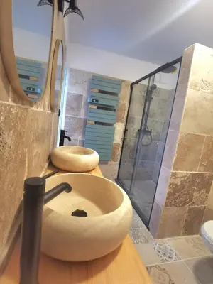 Salle de bains dans l'établissement Spacieux haut de villa 3 chambres Venaco