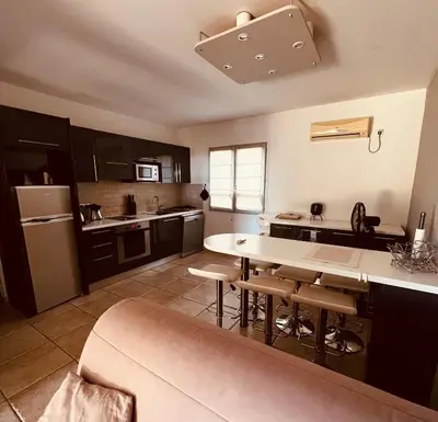 Cuisine ou kitchenette dans l'établissement Casa di Lumio, piscine privée