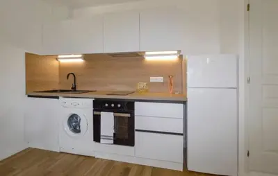 Cuisine ou kitchenette dans l'établissement Charmant T2 à la campagne