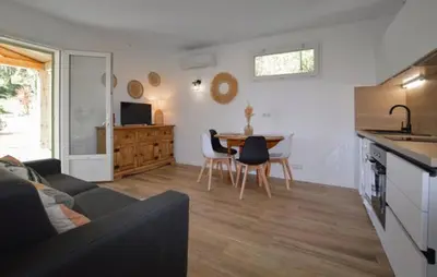 Cuisine ou kitchenette dans l'établissement Charmant T2 à la campagne