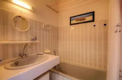 Salle de bains dans l'établissement Studio accueillant à San-Nicolao avec vue mer, 27 m²