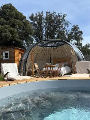 Piscine de l'établissement Dôme étoilé ou située à proximité