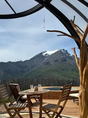 Vue générale sur la montagne ou vue sur la montagne depuis la tente de luxe